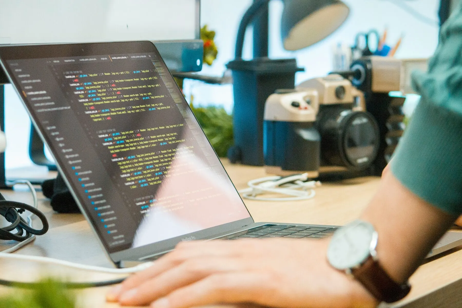 Fibras ópticas azules que representan conectividad empresarial de alta velocidad.